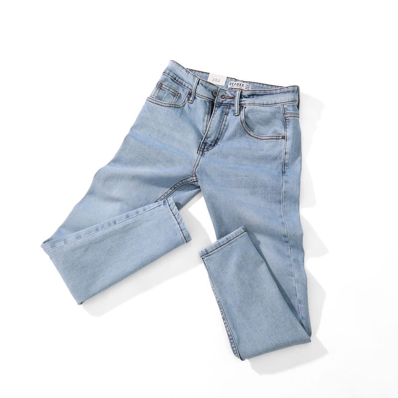 Quần jean DEFOXX xanh bạc 250601 slimfit trơn co giãn là lựa chọn hoàn hảo cho nam giới yêu thích sự đơn giản mà tinh tế