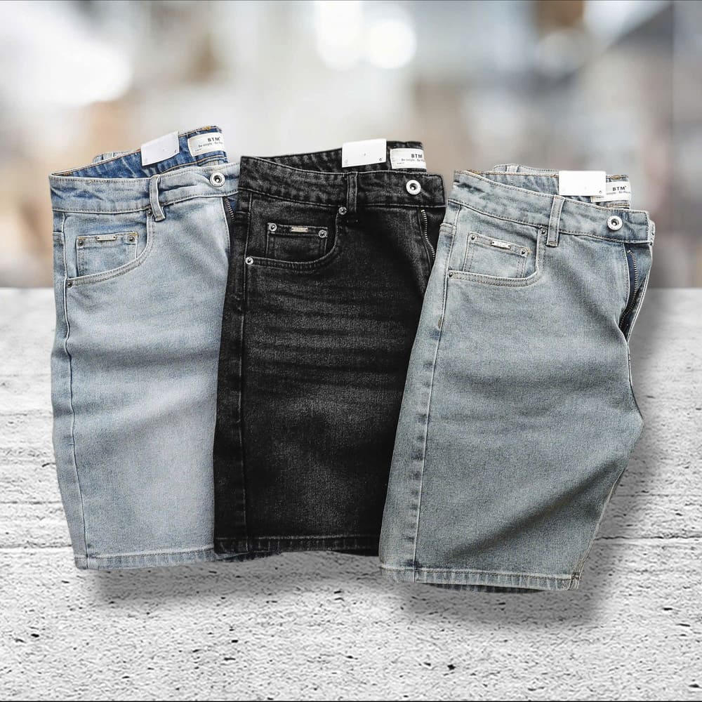 Quần short jean BTM cotton không giãn mang đến ba lựa chọn màu sắc hiện đại: xanh bạc, xanh nhạt và đen wash