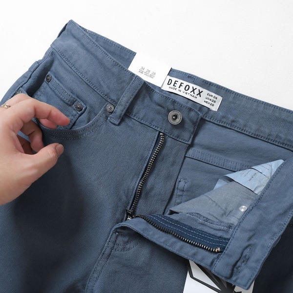 Quần short jean Defoxx xanh dương mang lại cảm giác tươi mới và năng động