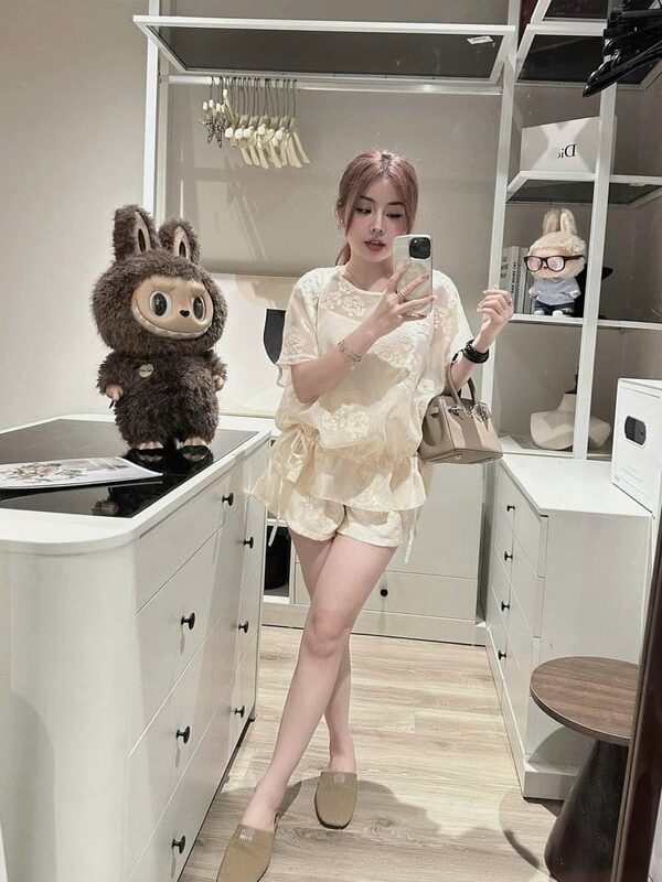 Áo Quần Short Màu Kem Colyn