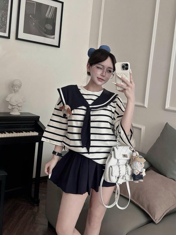 Set sọc Colyn phối cổ thuỷ thủ mix chân váy xếp li